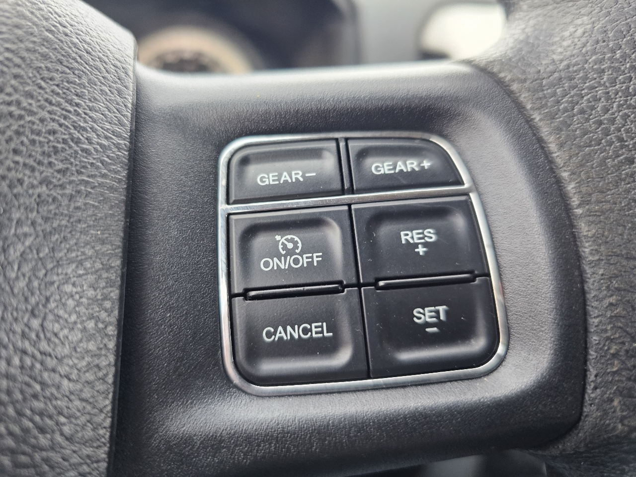 RAM 1500 4WD Crew Cab 140.5" SLT 2016