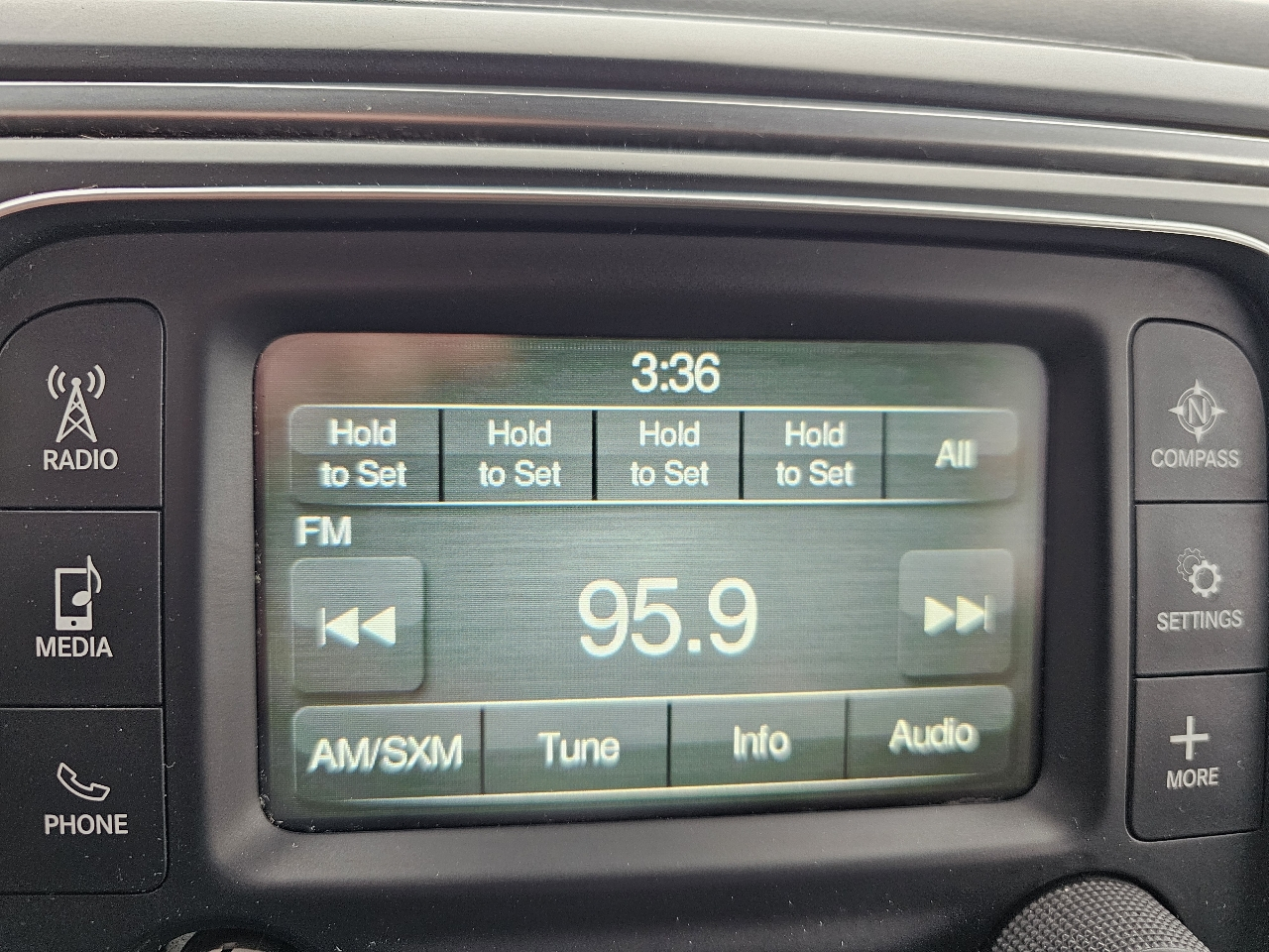 RAM 1500 4WD Crew Cab 140.5" SLT 2016