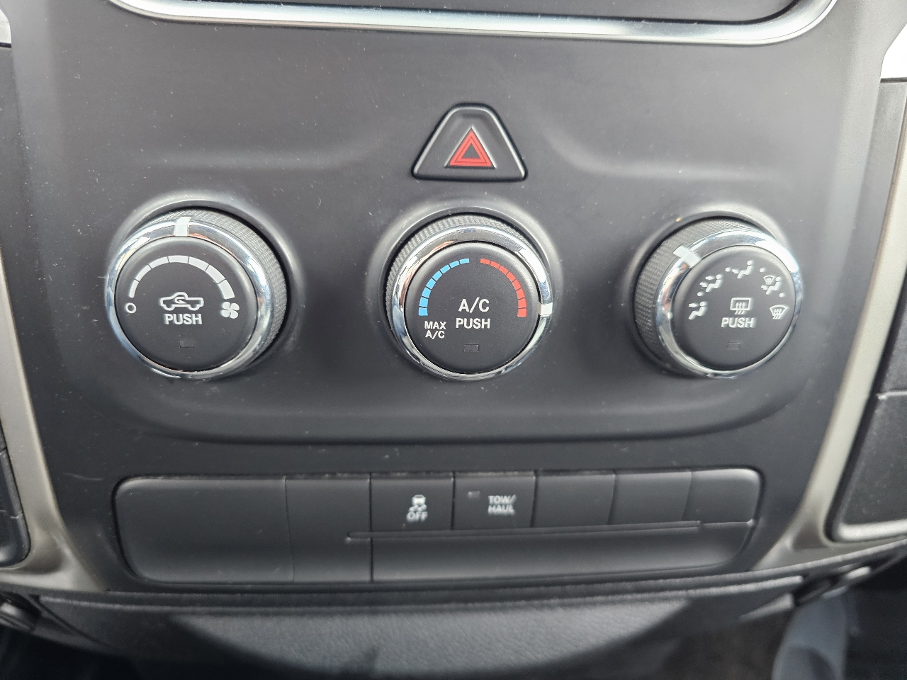 RAM 1500 4WD Crew Cab 140.5" SLT 2016