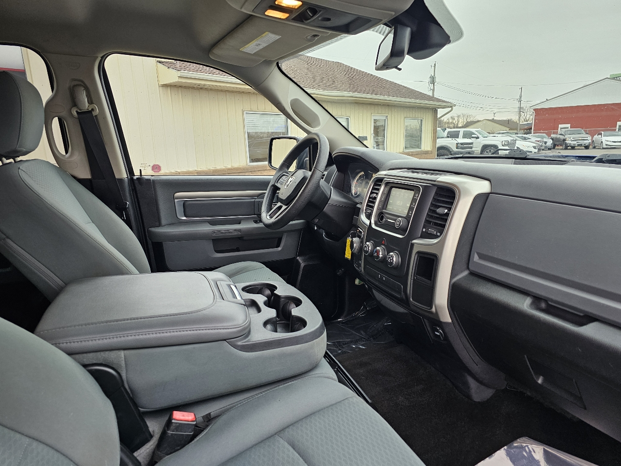 RAM 1500 4WD Crew Cab 140.5" SLT 2016