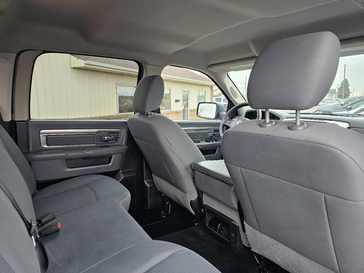 RAM 1500 4WD Crew Cab 140.5" SLT 2016