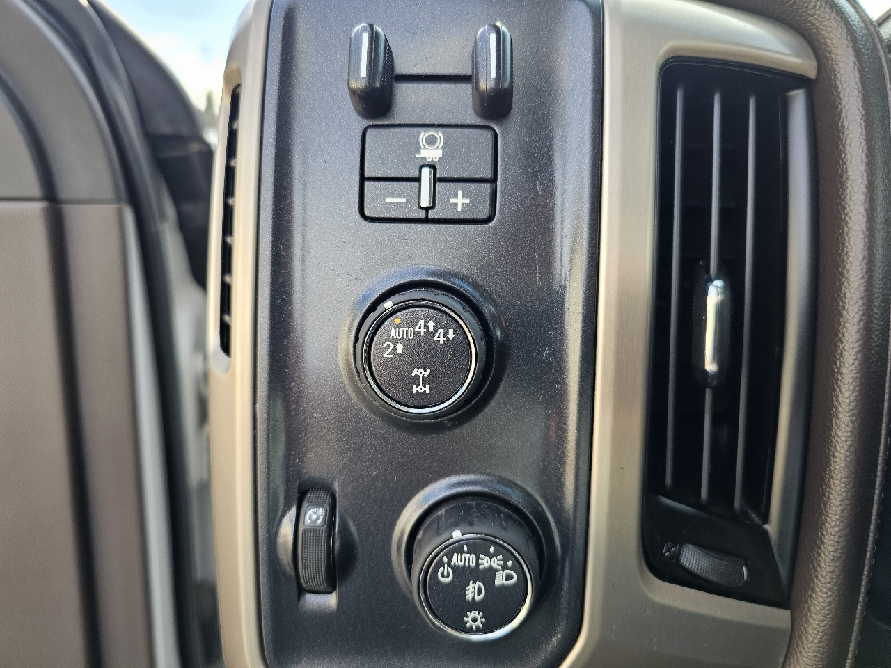 GMC Sierra 1500 4WD Crew Cab 143.5" Denali 2017