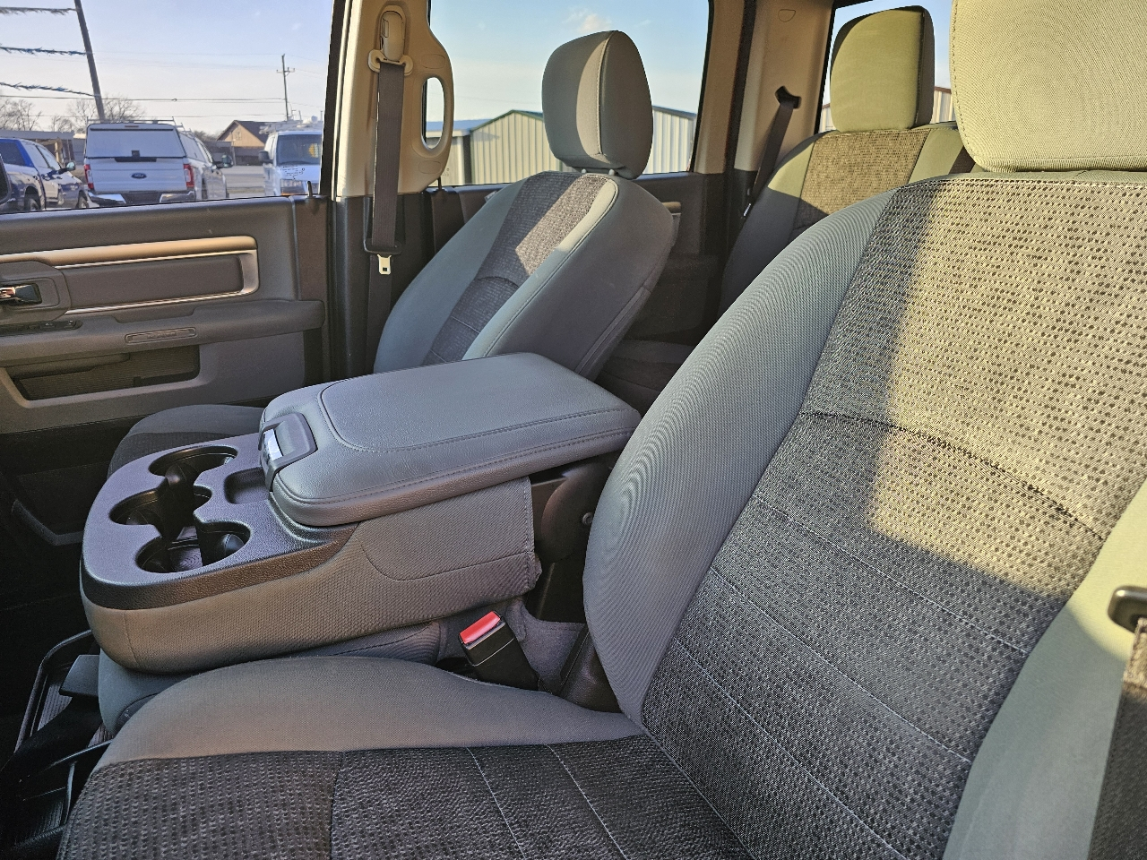 RAM 1500 4WD Crew Cab 140.5" Big Horn 2015