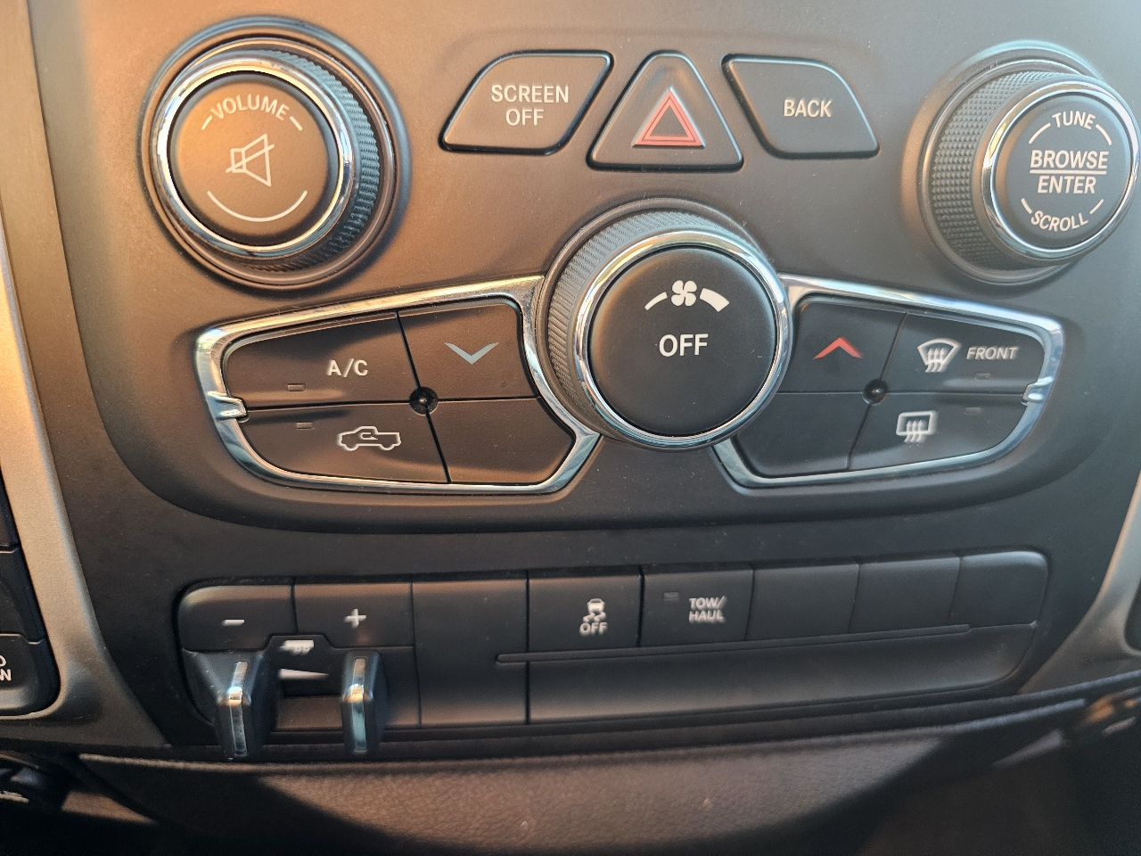 RAM 1500 4WD Crew Cab 140.5" Big Horn 2015