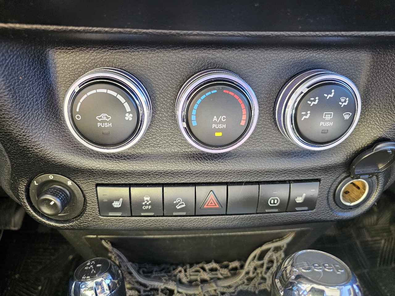 Jeep Wrangler Unlimited 4WD 4dr Sahara 2012