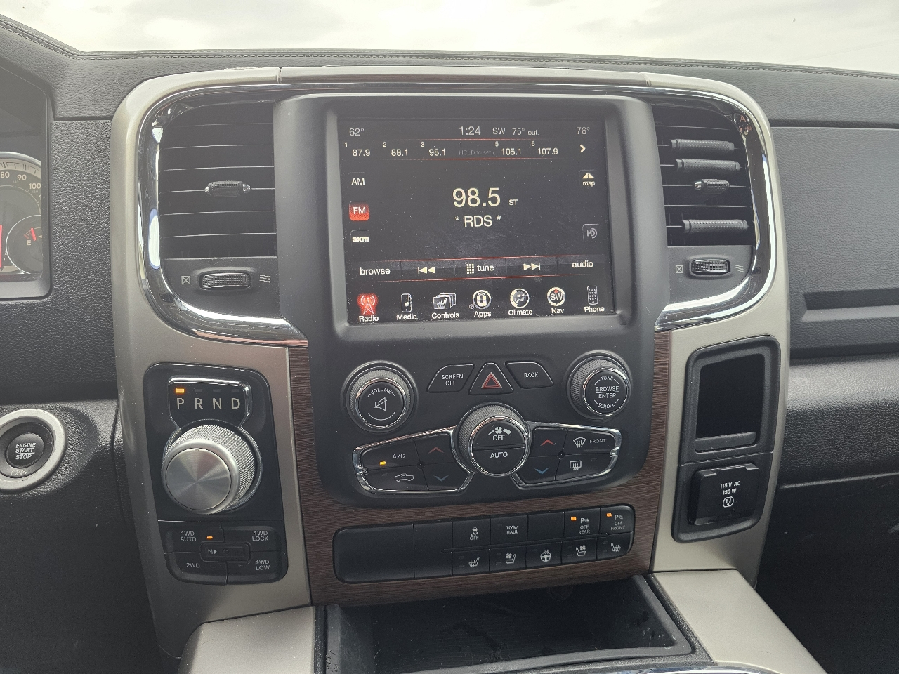 RAM 1500 Laramie 4x4 Crew Cab 5'7" Box 2017