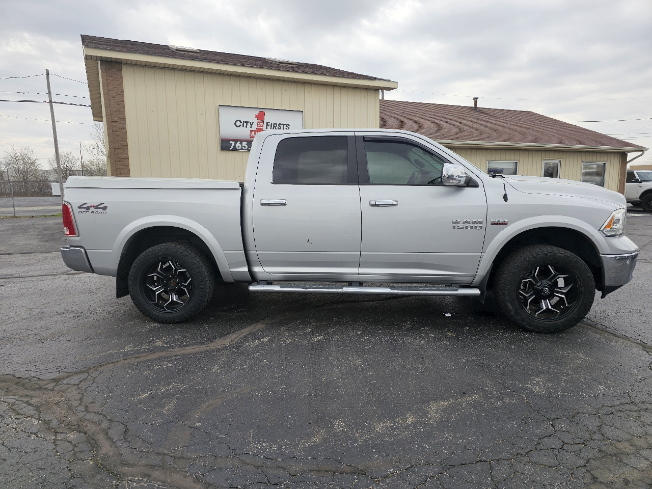 RAM 1500 Laramie 4x4 Crew Cab 5'7" Box 2017