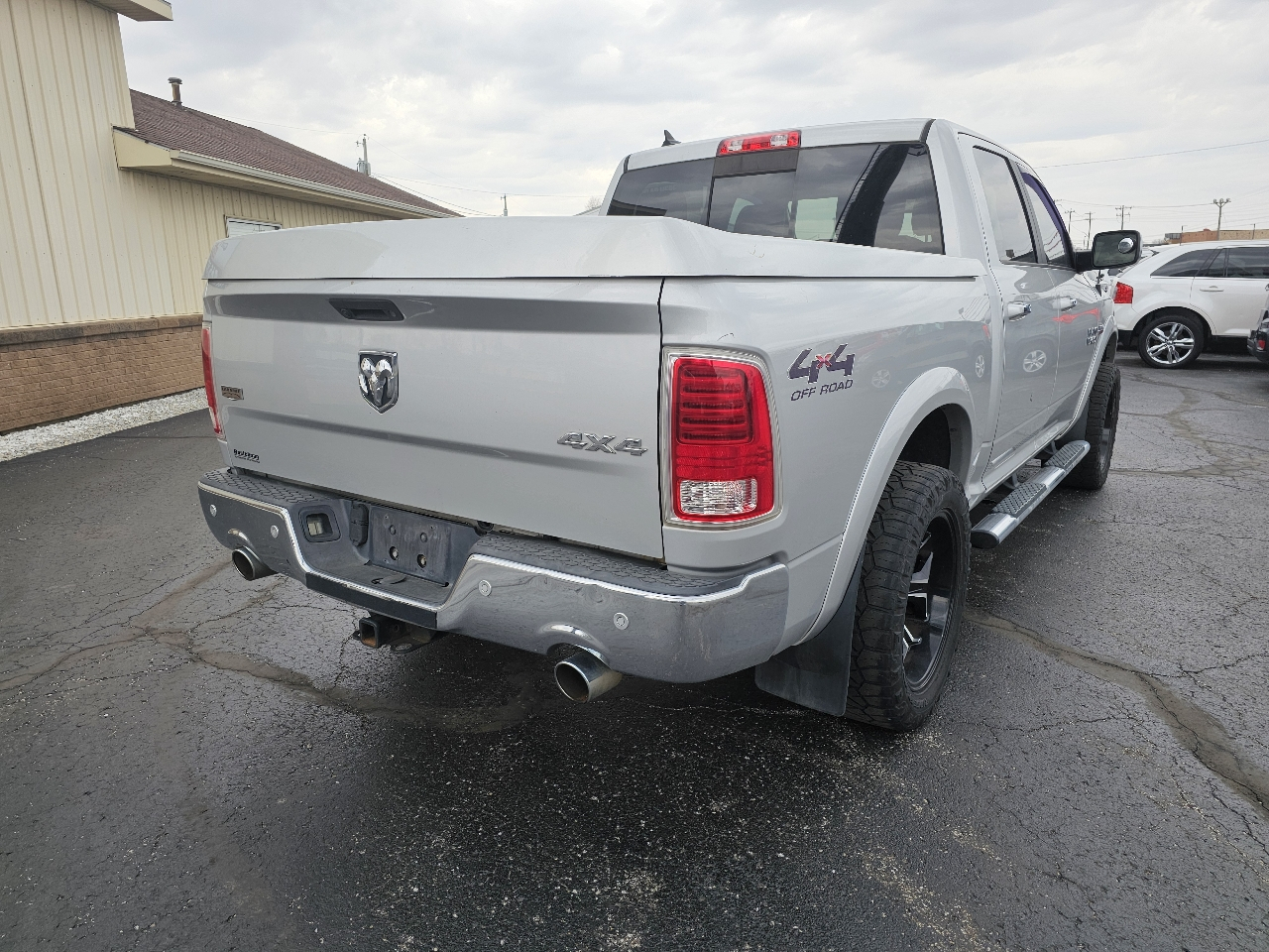 RAM 1500 Laramie 4x4 Crew Cab 5'7" Box 2017