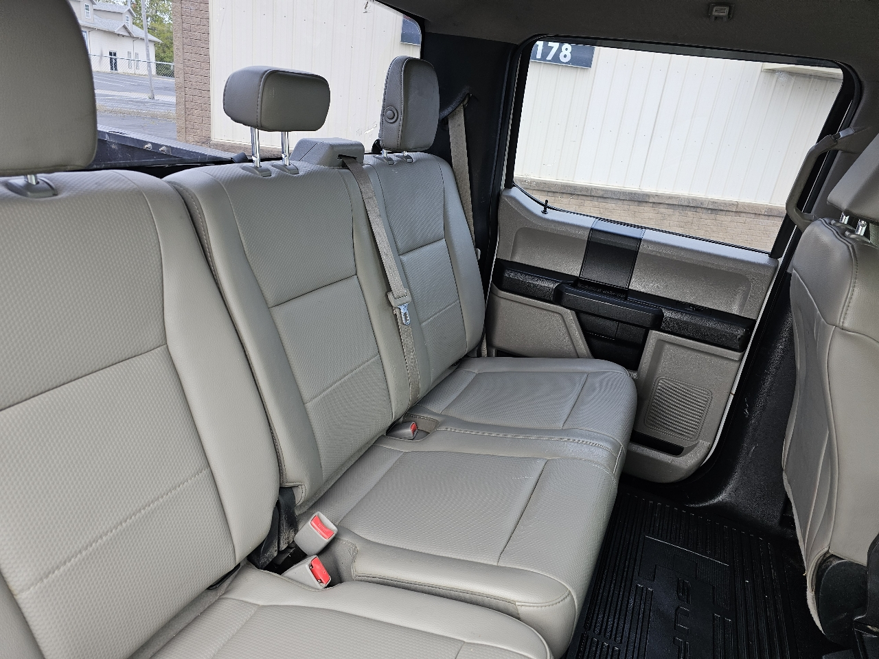 Ford Super Duty F-250 SRW Lariat 4WD Crew Cab 8' Box 2017