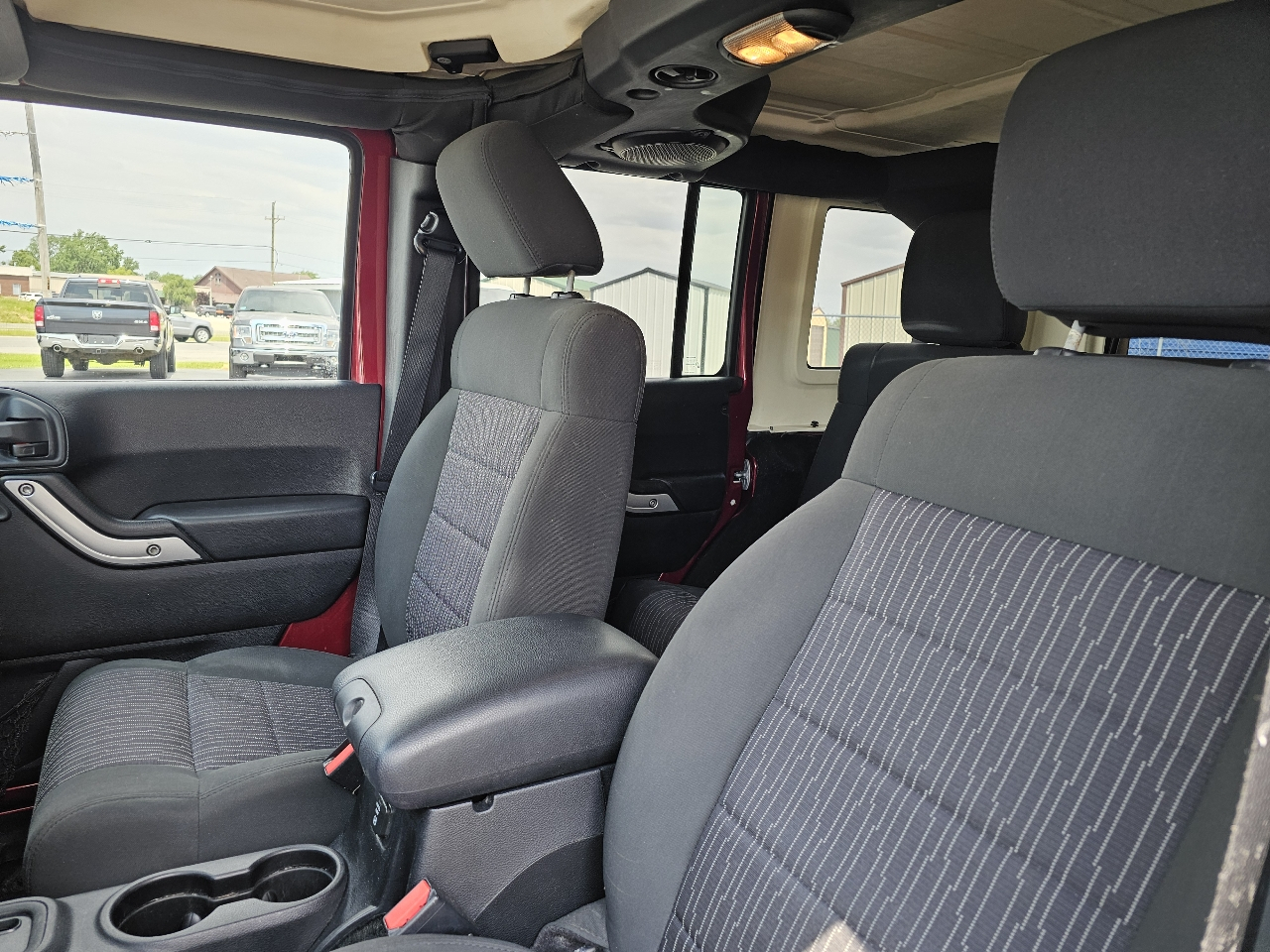 Jeep Wrangler Unlimited 4WD 4dr Sahara 2011