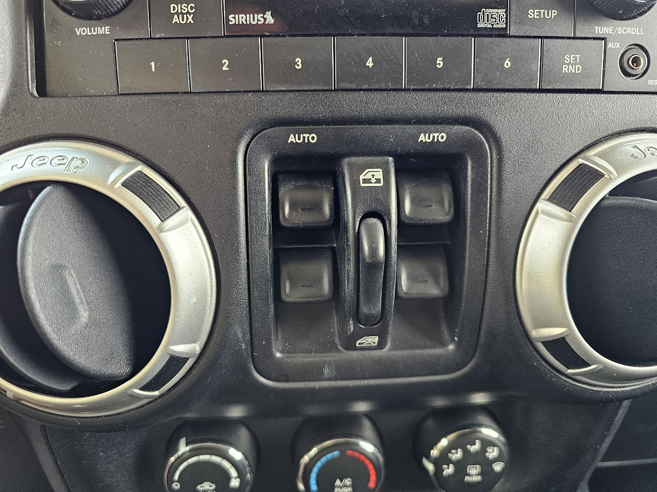 Jeep Wrangler Unlimited 4WD 4dr Sahara 2011