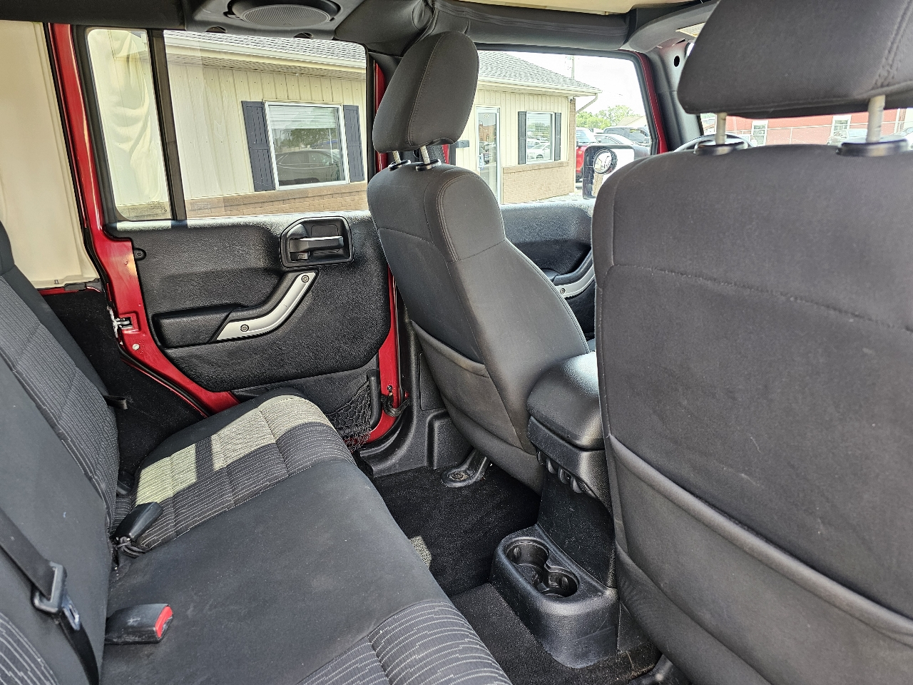 Jeep Wrangler Unlimited 4WD 4dr Sahara 2011