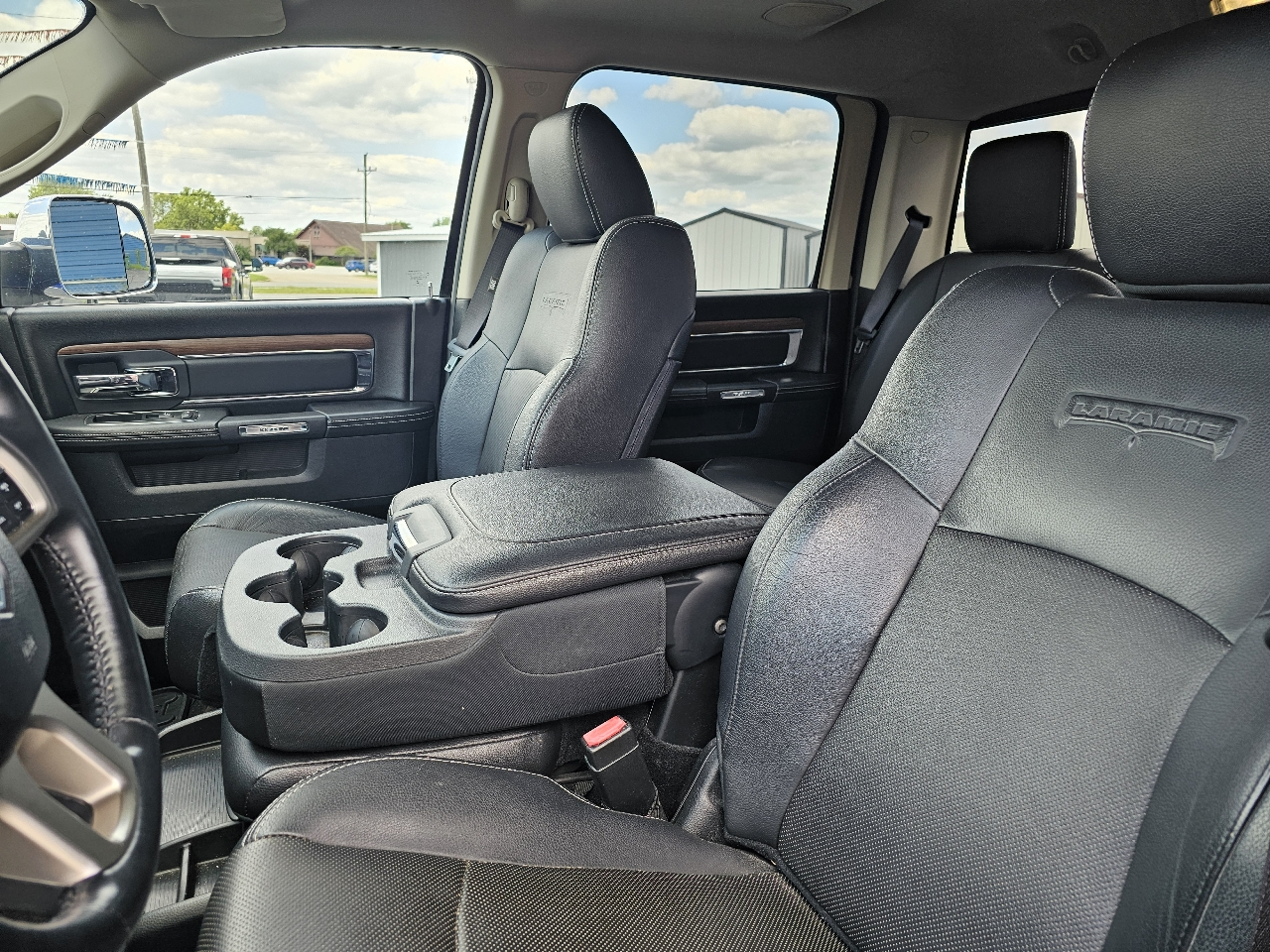 RAM 1500 4WD Crew Cab 149" Laramie 2015
