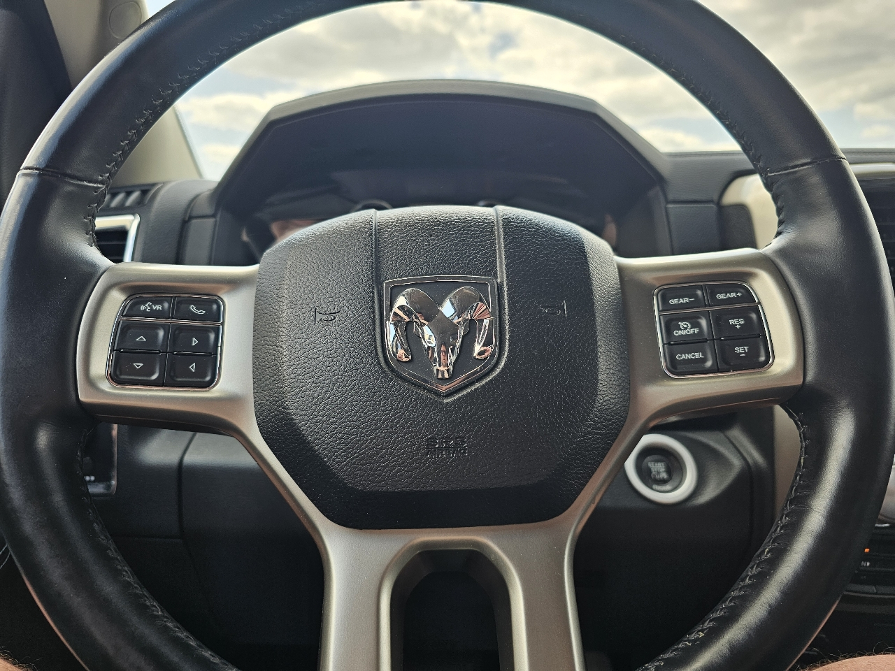RAM 1500 4WD Crew Cab 149" Laramie 2015