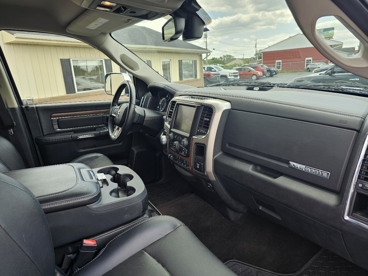 RAM 1500 4WD Crew Cab 149" Laramie 2015