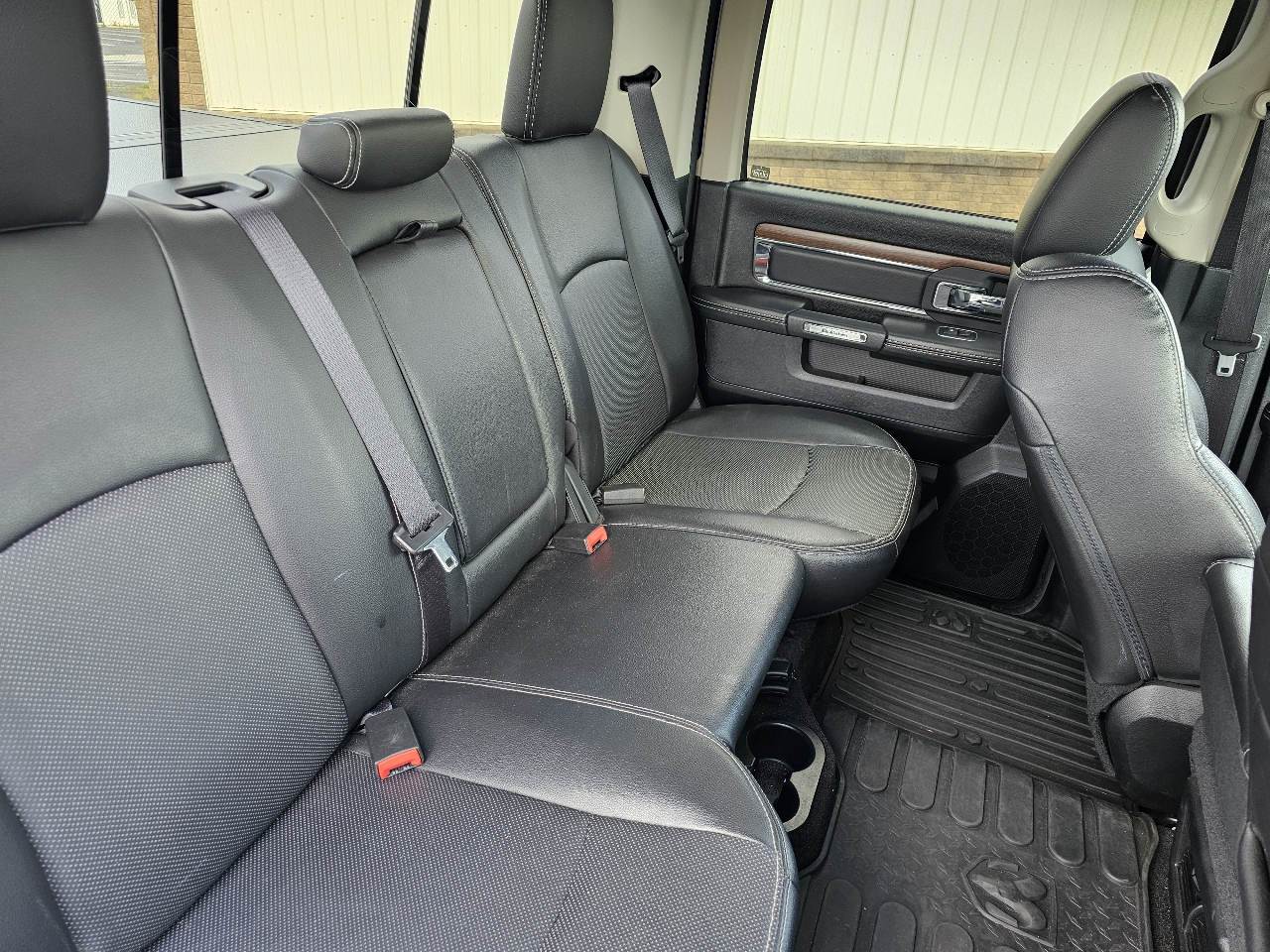 RAM 1500 4WD Crew Cab 149" Laramie 2015