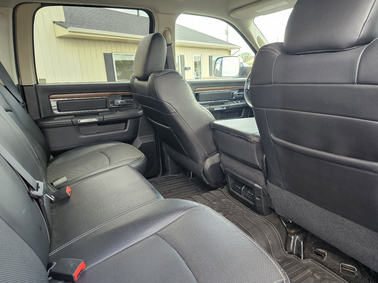 RAM 1500 4WD Crew Cab 149" Laramie 2015