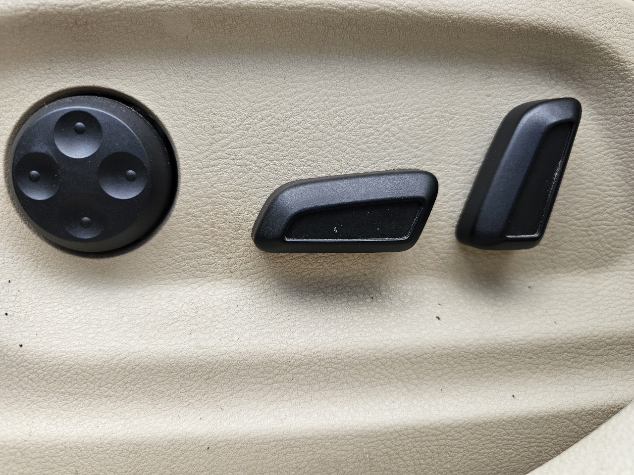 Volkswagen Tiguan 2WD 4dr Auto S 2014