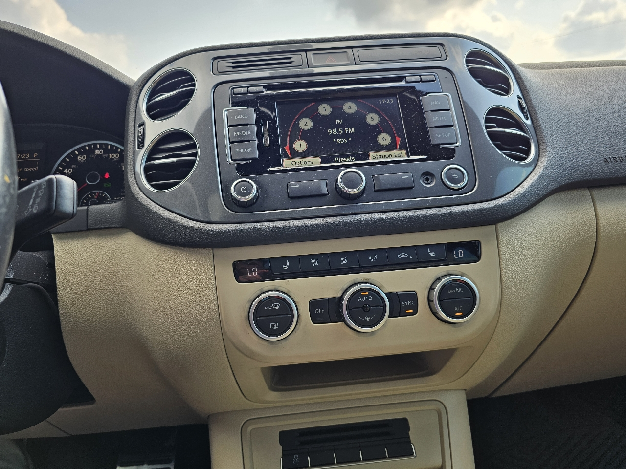 Volkswagen Tiguan 2WD 4dr Auto S 2014