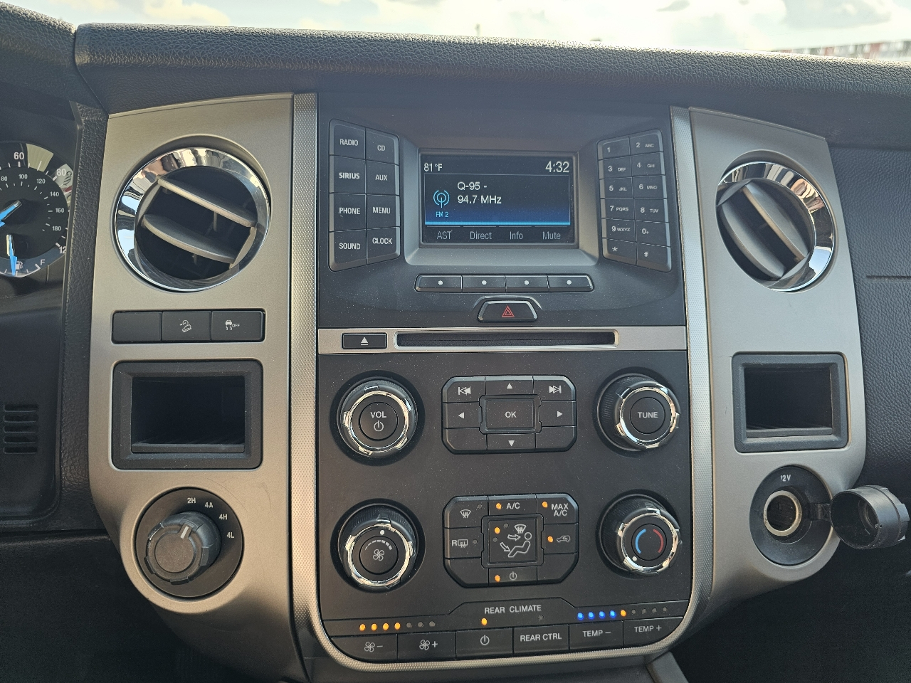 Ford Expedition 4WD 4dr XLT 2015