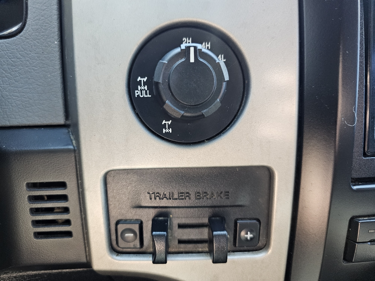 Ford F-150 4WD SuperCrew 145" XL 2012