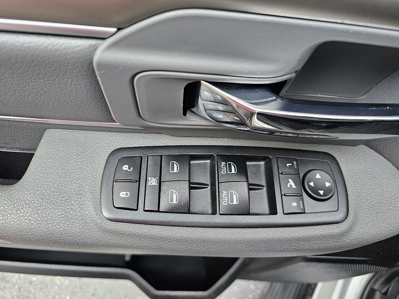 RAM 1500 Classic SLT 4x4 Crew Cab 6'4" Box 2019