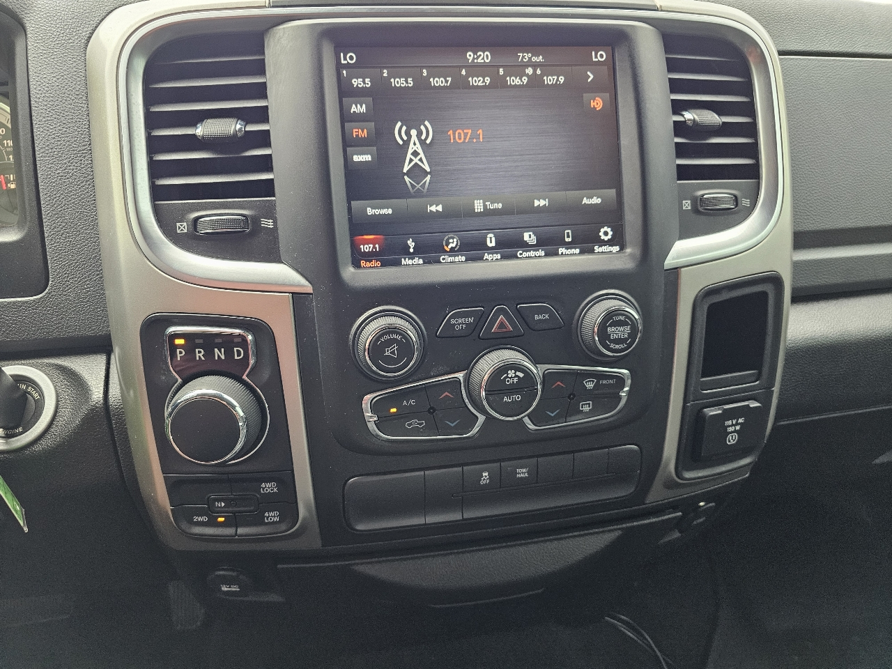RAM 1500 Classic SLT 4x4 Crew Cab 6'4" Box 2019