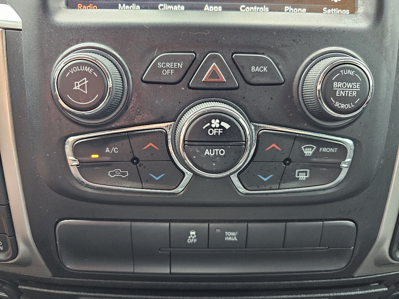 RAM 1500 Classic SLT 4x4 Crew Cab 6'4" Box 2019