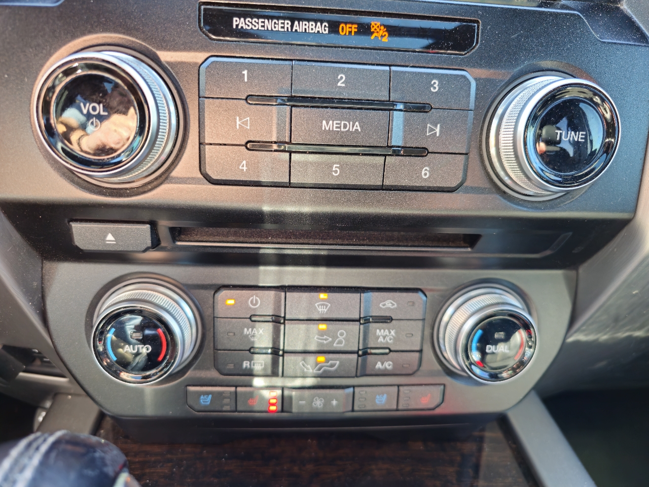 Ford F-150 4WD SuperCrew 145" XLT 2015