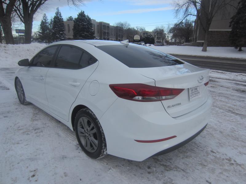 Hyundai Elantra Value Edition 6A 2017