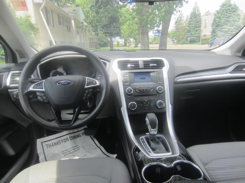 Ford Fusion S 2016