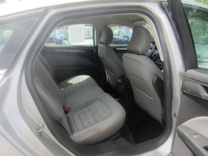 Ford Fusion S 2016