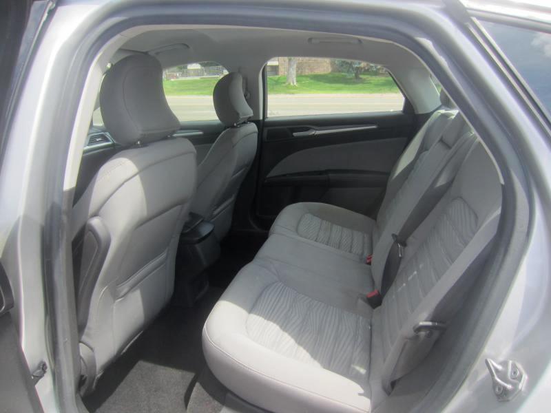 Ford Fusion S 2016