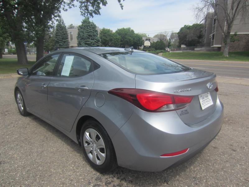 Hyundai Elantra SE 6AT 2016