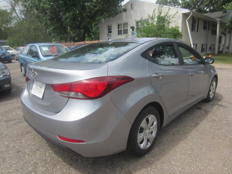 Hyundai Elantra SE 6AT 2016