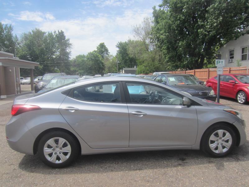 Hyundai Elantra SE 6AT 2016