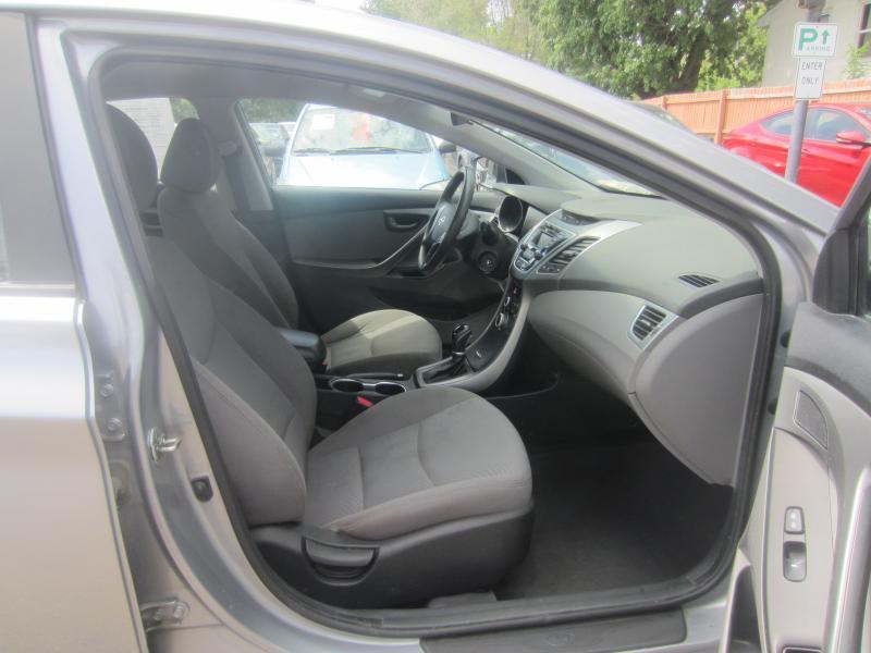 Hyundai Elantra SE 6AT 2016