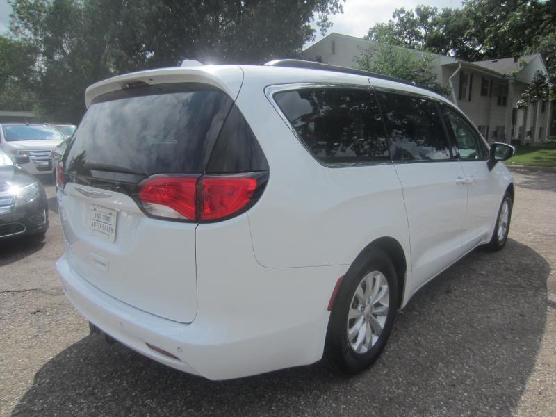 Chrysler Pacifica Touring 2017