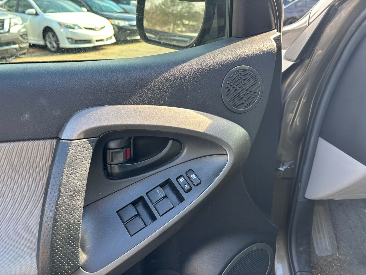 Toyota RAV4 Base V6 2WD 2012