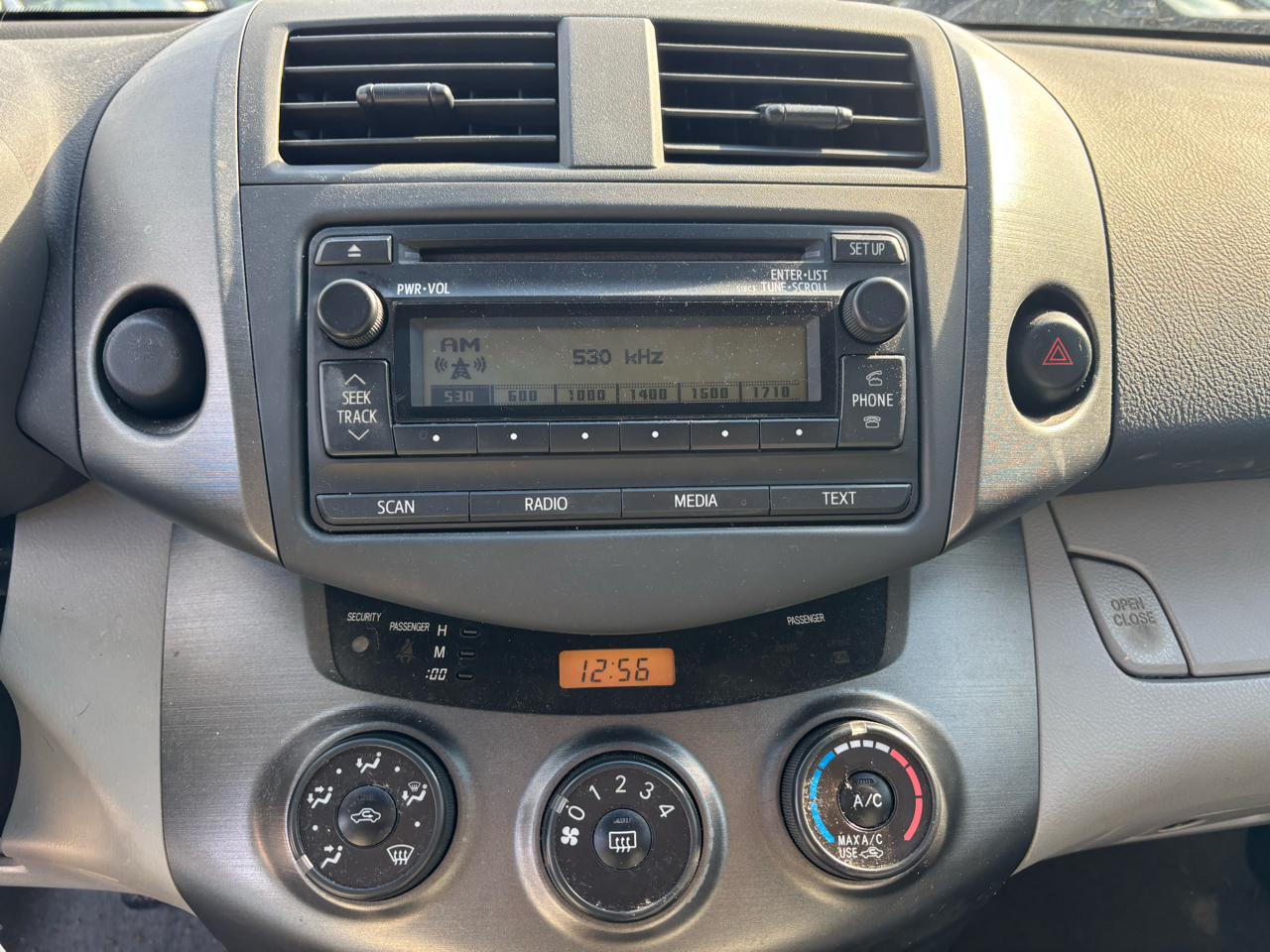 Toyota RAV4 Base V6 2WD 2012