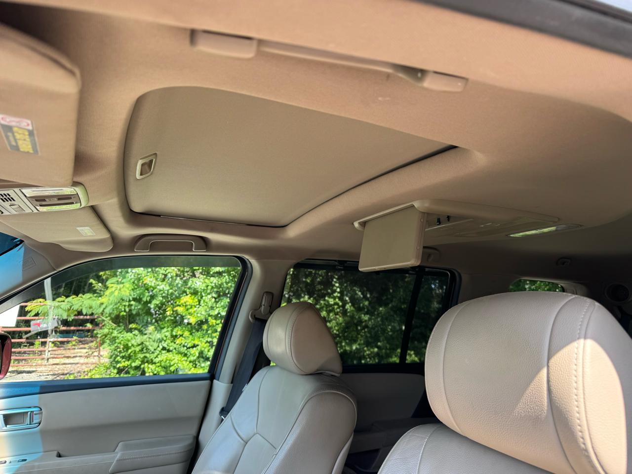 Honda Pilot Touring 4WD 5-Spd AT with DVD 2012