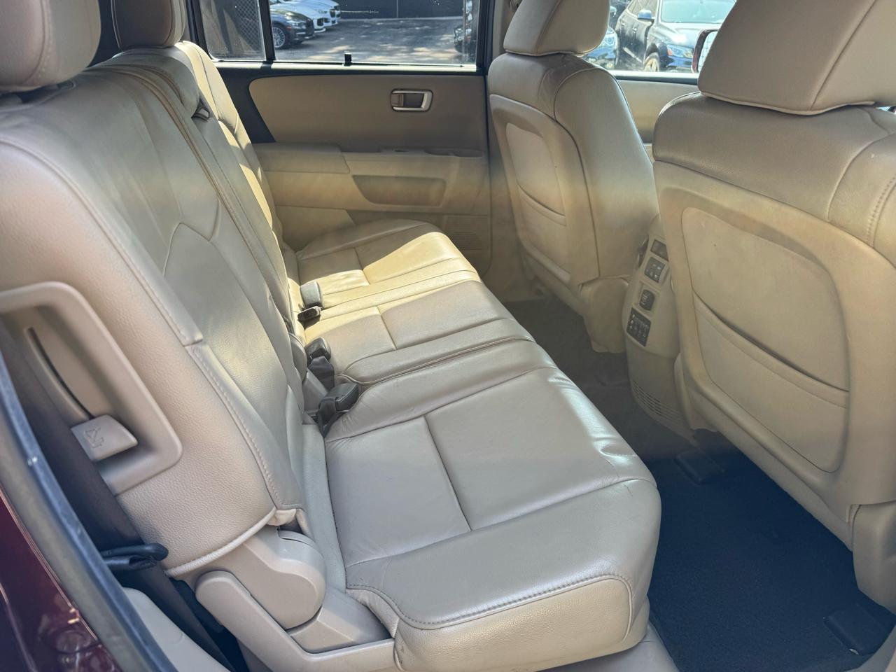 Honda Pilot Touring 4WD 5-Spd AT with DVD 2012