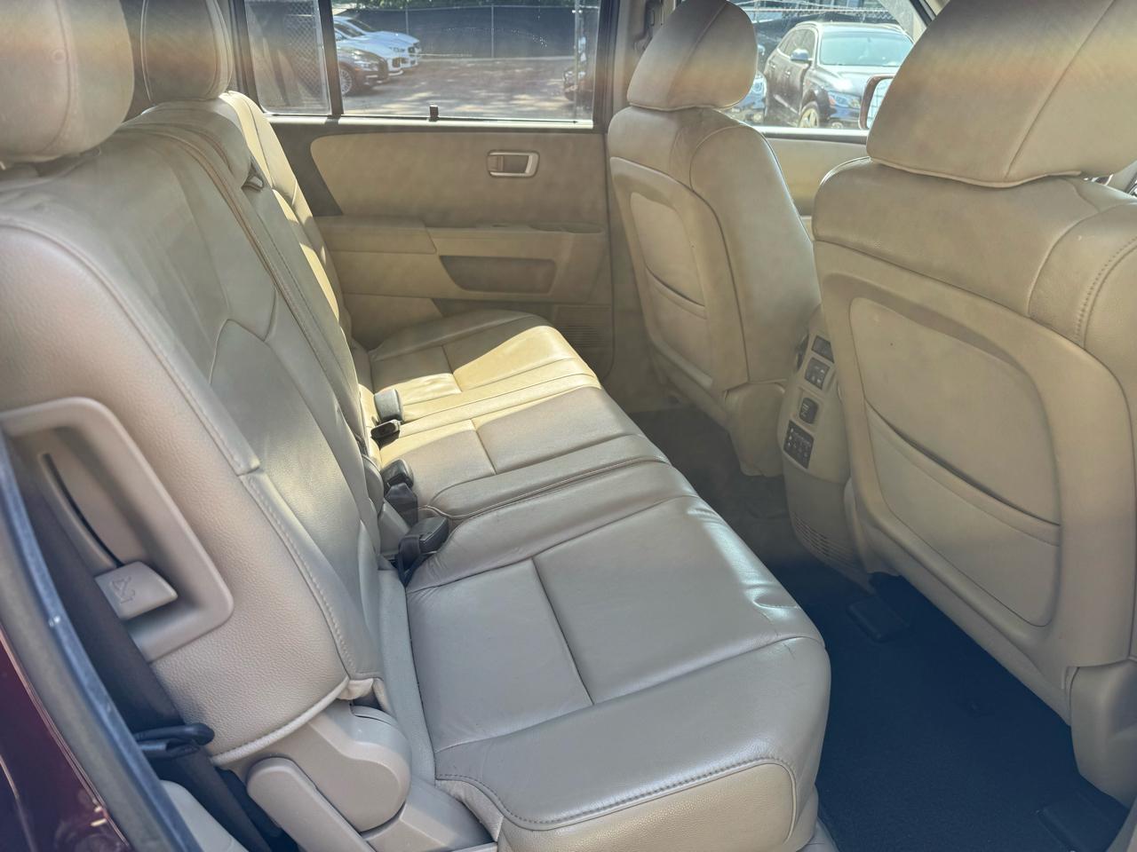 Honda Pilot Touring 4WD 5-Spd AT with DVD 2012