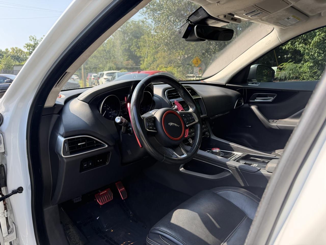 Jaguar F-PACE photo 22