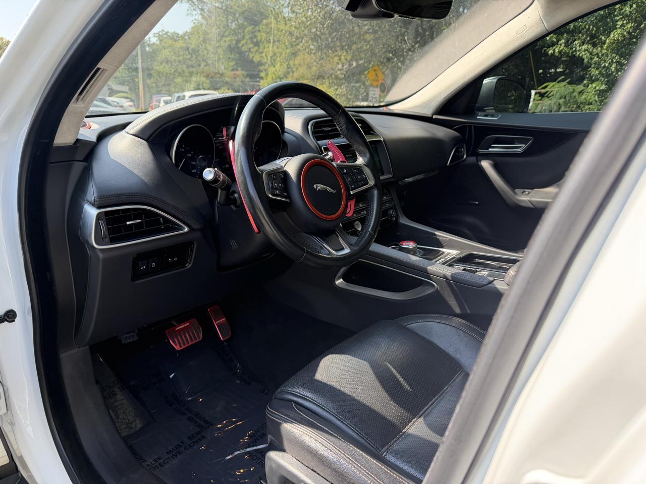 Jaguar F-PACE photo 23