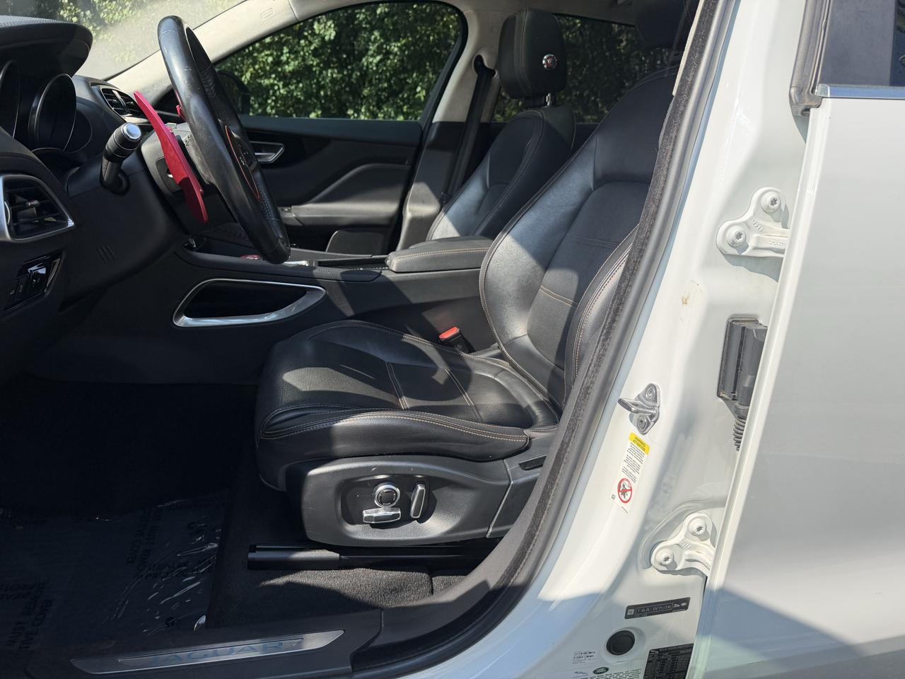 Jaguar F-PACE photo 28