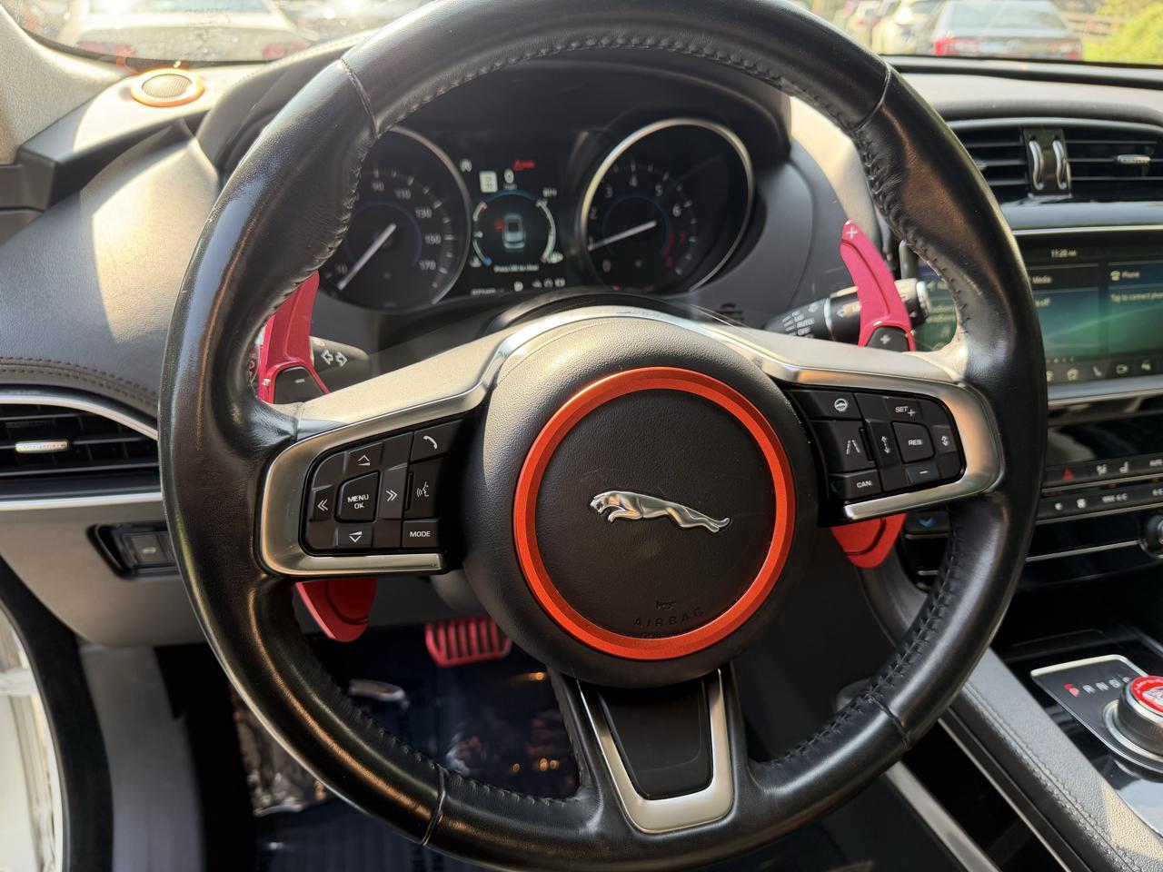 Jaguar F-PACE photo 33