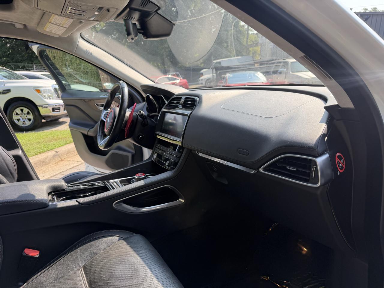 Jaguar F-PACE photo 35