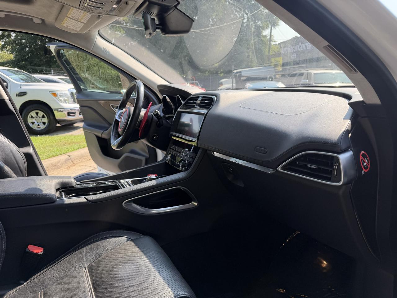 Jaguar F-PACE photo 36