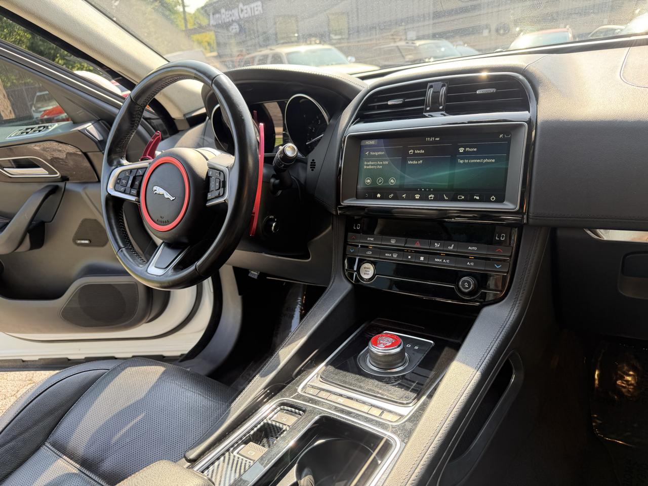 Jaguar F-PACE photo 42